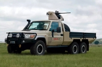 В Южной Африке построили шестиколесный пикап Toyota Land Cruiser с пулеметом