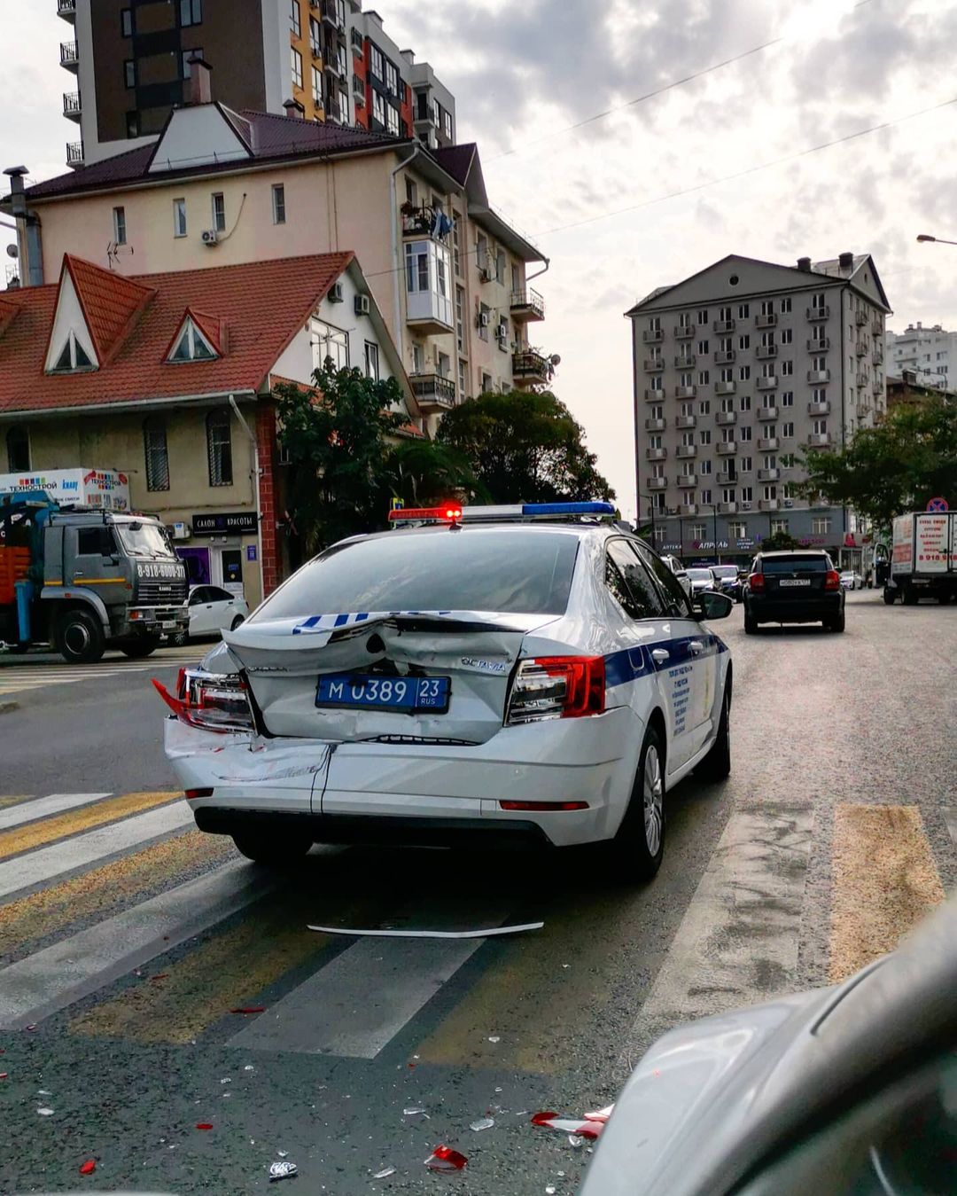 В Сочи мусоровоз протаранил патрульный автомобиль