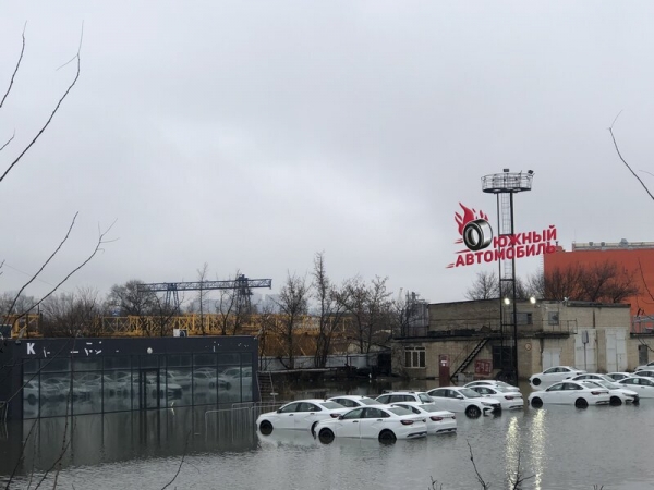 Десятки новых автомобилей Lada оказались затоплены водой у дилера АвтоВАЗа