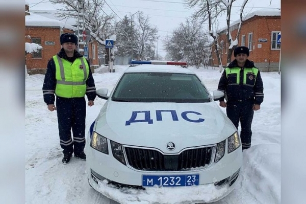 На Кубани сотрудники ДПС спасли упавшего в снег пенсионера