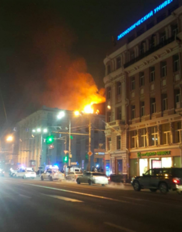 В Ростове эвакуировали 47 человек из-за крупного пожара в старинном доме