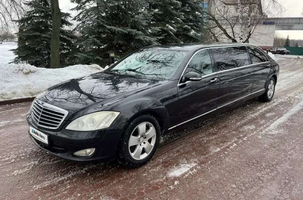 В Москве продают лимузин Mercedes W221 дешевле Lada Granta. Машину сняли на фото