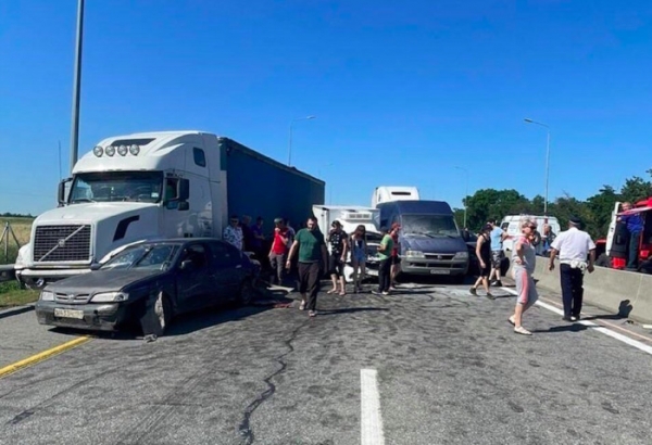 На трассе М-4 «Дон» в Ростовской области грузовик протаранил 6 автомобилей