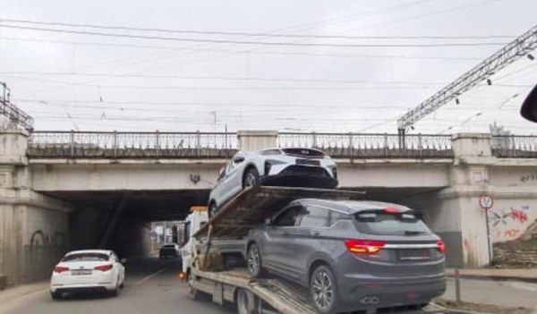 В Краснодаре под Вишняковским мостом застрял автовоз