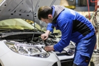 Автосервисы РФ начали ремонтировать машины поддельными запчастями из-за роста цен в 2022 году