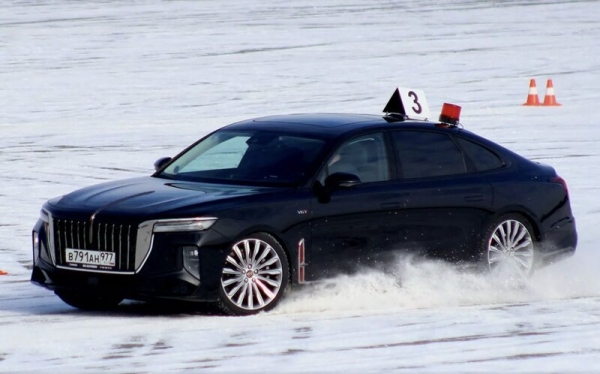 На автодроме ФСО под Москвой сняли на фото новейший седан Hongqi H9