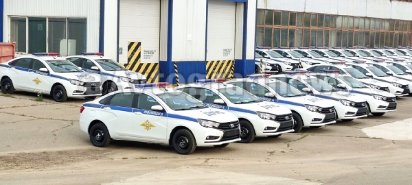 АвтоВАЗ передаст российской полиции более двух тысяч патрульных Lada