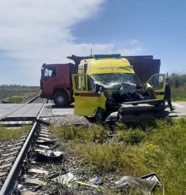 Четыре человека пострадали в столкновении скорой помощи и поезда на Кубани