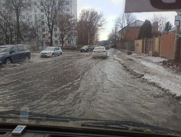 В Ростове несколько улиц сковало льдом из-за коммунальной аварии