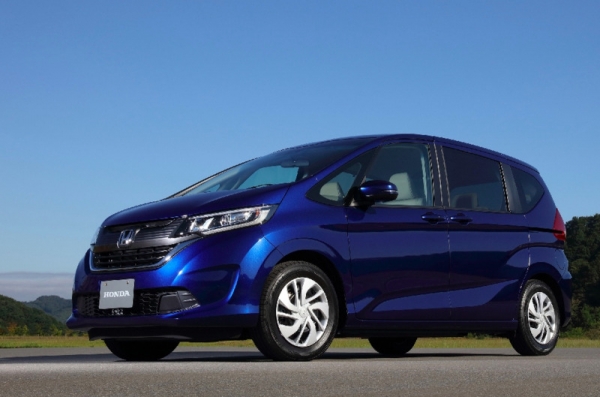 В Россию начали поставлять семиместные Honda Freed дешевле 1 млн рублей