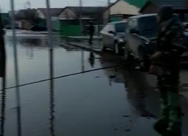 В Башкирии паводок сильно подтопил дороги и дома в городе Давлеканово
