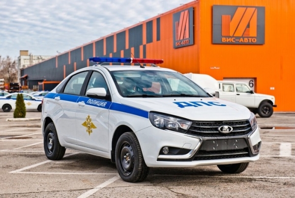 АвтоВАЗ передал российской полиции 1700 патрульных седанов Lada Vesta