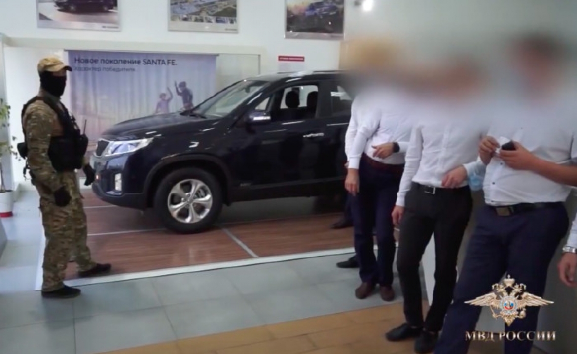 В Ростове спецназ полиции провел обыски в двух автосалонах