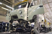 Рабочие завода УАЗ испытали экзоскелеты при сборке автомобилей