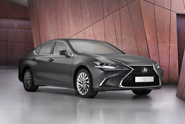 Новый Lexus ES появился на российском рынке по цене от 3,5 млн рублей