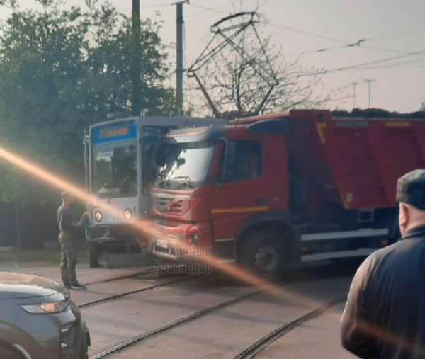 В Краснодаре ДТП с грузовиком парализовало движение трамваев