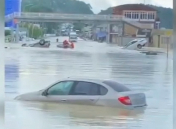 На Кубани сотрудники МЧС пошутили над утонувшими автомобилями