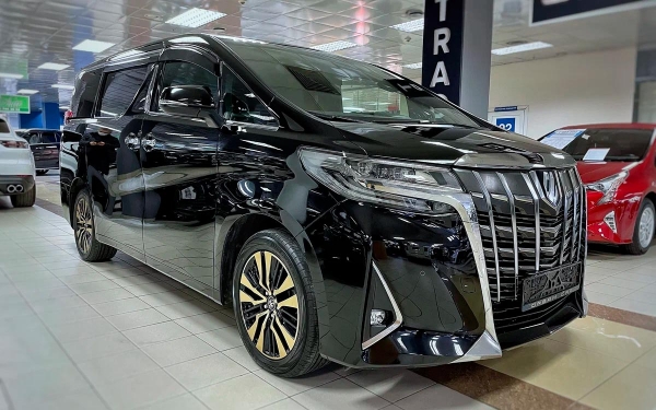 В России начались продажи гибридных Toyota Alphard. Цены огромные