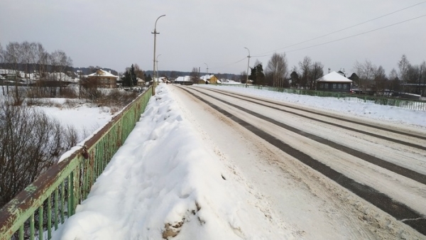 Под Костромой женщины хотели самостоятельно очистить мост от снега