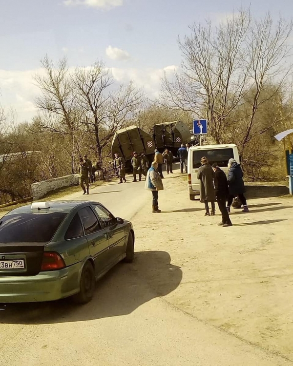 В Ростовской области два военных грузовика повисли на автомобильном мосту