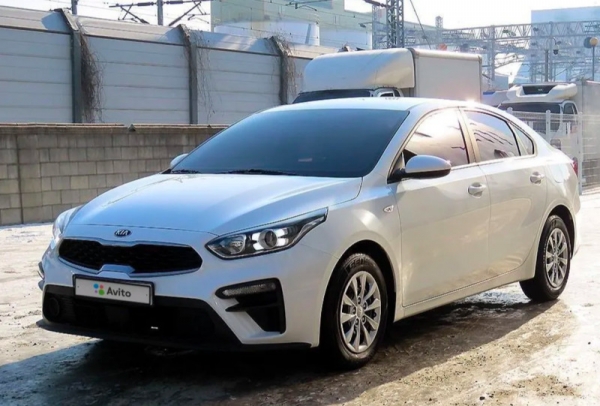 Дилеры привезли в Россию параллельные седаны Kia Cerato по цене от 2,69 млн рублей