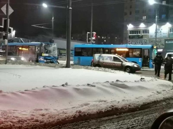 В Брянске пять человек пострадали в столкновении двух автобусов