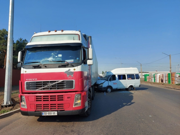 В Азове семь человек пострадали в столкновении грузовика с маршруткой