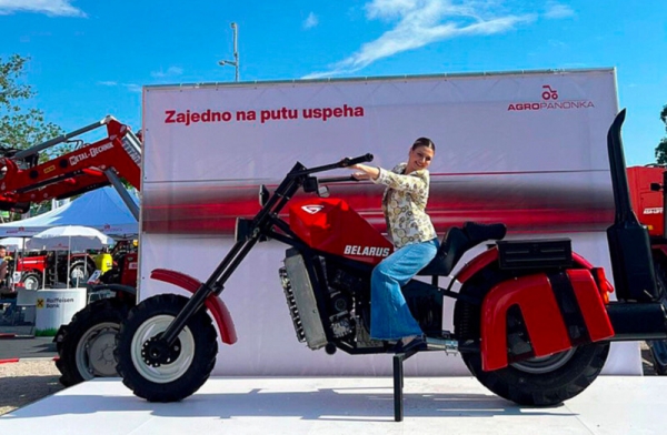 В Сербии компания «Агропаночка» построила мотоцикл из деталей от трактора «Беларусь»