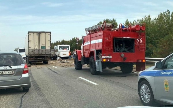На въезде в Краснодар образовался затор из-за ДТП с автобусом и двумя грузовиками