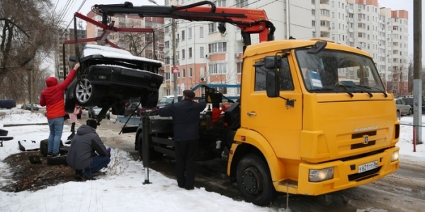 С улиц Воронежа за три года убрали более тысячи бесхозных автомобилей