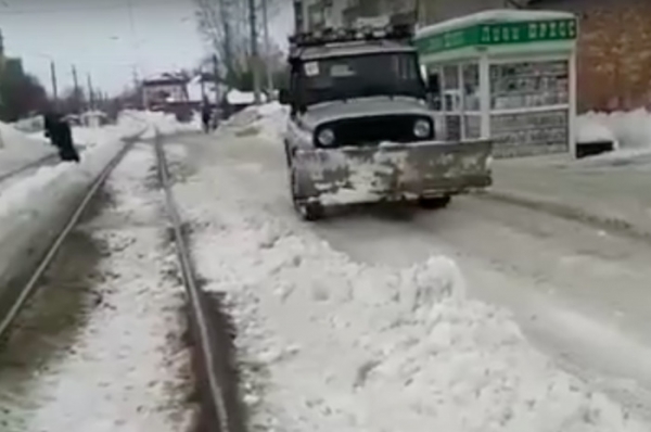 Житель Бийска переделал УАЗ в снегоуборочную машину