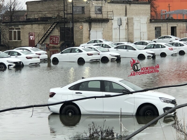 АвтоВАЗ: затопленные на площадке дилера автомобили Lada не пострадали