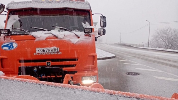 Улицы Краснодара от снега и гололеда убирают 27 единиц техники