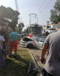 В Краснодаре в ДТП с трамваем погибла 26-летняя девушка