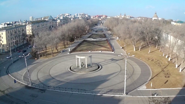Власти Астрахани до 1 марта запретили парковку на площади Ленина