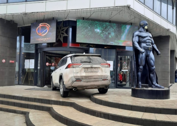 В Ростове водитель хотел заехать в ТРЦ «Горизонт» на внедорожнике