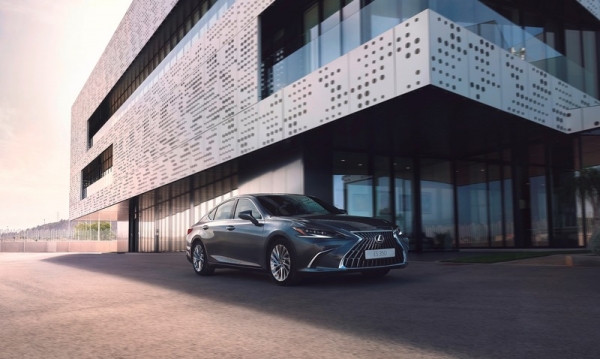 В России стартовали продажи обновленного бизнес-седана Lexus ES