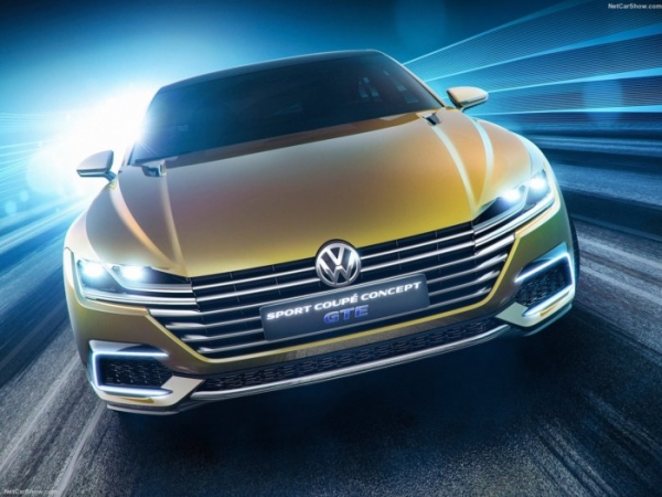 Дилеры начали поставлять в Россию лифтбэки Volkswagen Arteon R за 8,8 млн рублей