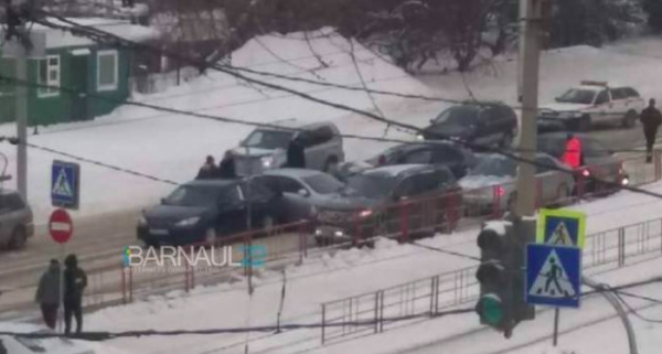 В Барнауле произошло массовое ДТП с пятью автомобилями