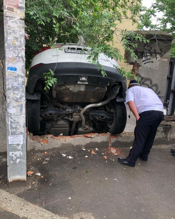 В Ростове внедорожник пробил бетонный забор и вылетел с дороги