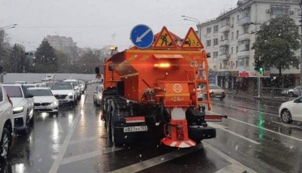 Спецтехника вышла на улицы Краснодара для уборки снега