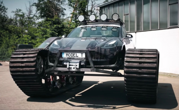 В Германии блогеры переделали Tesla Model 3 в гусеничный танк