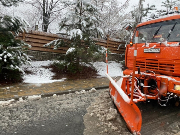 Дороги Сочи полностью расчистили от снега к утру 20 января