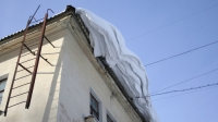 В Барнауле упавший с крыши снег повредил 13 автомобилей