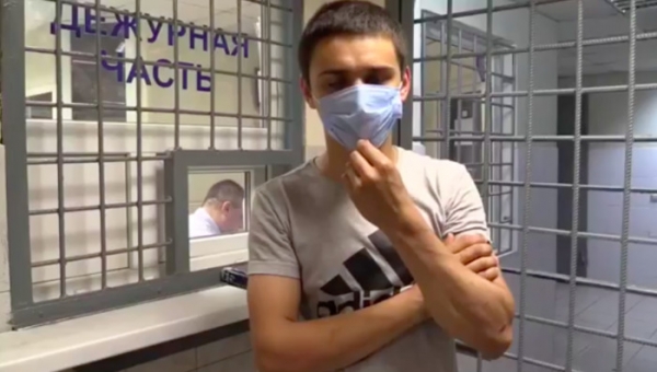 В Ростове полиция задержала парня, разбившего остановку на вокзале
