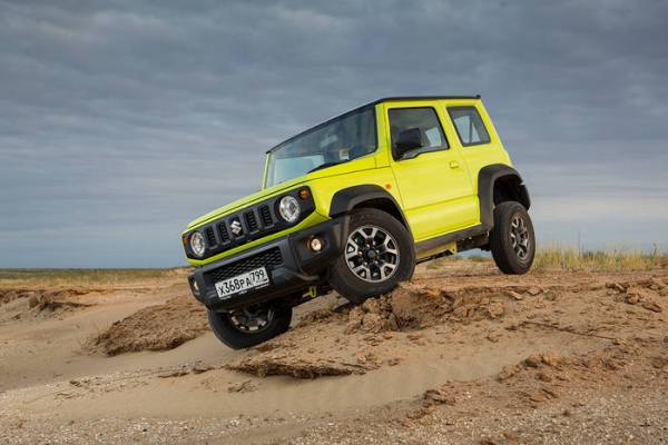 Дилеры привезли внедорожники Suzuki Jimny за 2,1 млн рублей. Авто сняли на фото