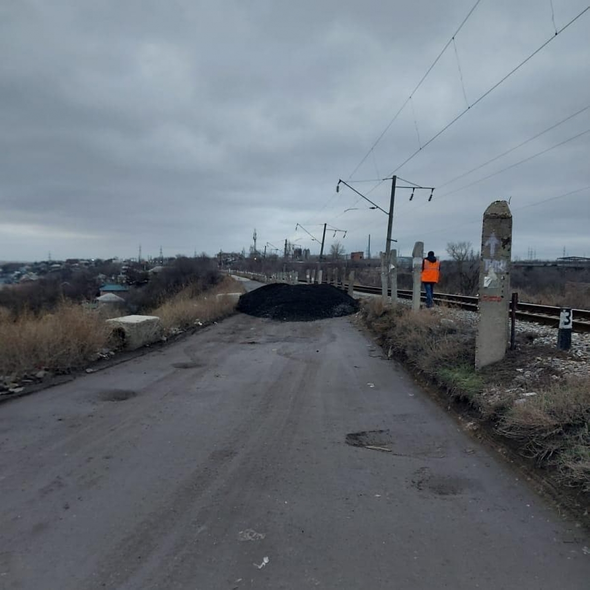 В Каратаево перекрыли дорогу для желающих объехать мост на Малиновского