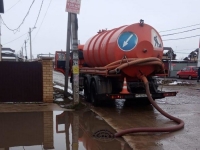 В Краснодаре спецтехника начала откачку талой воды с дорог и мостов