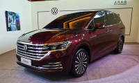 Дилеры начали продажи в России минивэнов Volkswagen Viloran по цене от 5,6 млн рублей
