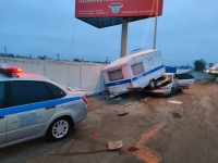 Автомобиль протаранил мобильный пост полиции и патруль ГИБДД на въезде в Ростов
